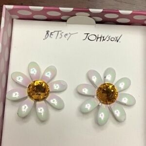 Betsey Johnson Daisy Flower Stud Earrings NIB